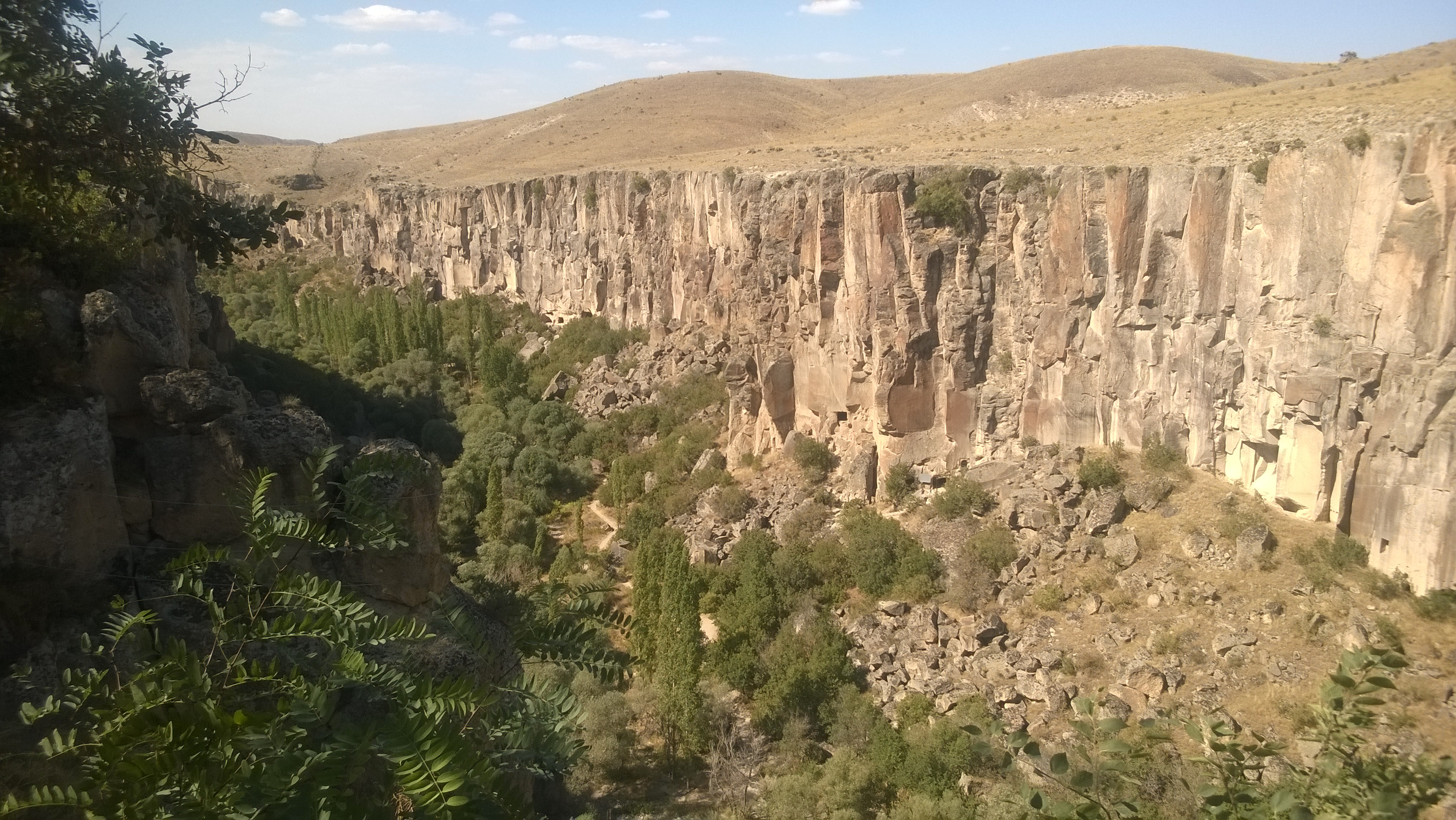 Ihlara Vadisi — 14 km uzunluğunda 150 m derinliğinde kanyon, Melendiz Çayı ve kayalara oyulmuş Bizans manastırları